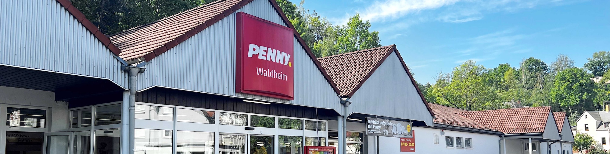 Sie sehen den Eingang vom Penny Markt in Waldheim Steinstr. 3