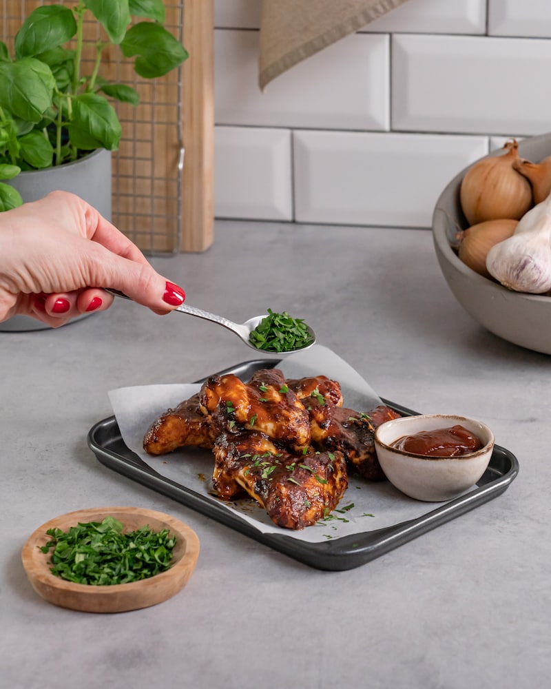 Dieses Bild zeigt wie die Hähnchenflügel angerichtet werden.