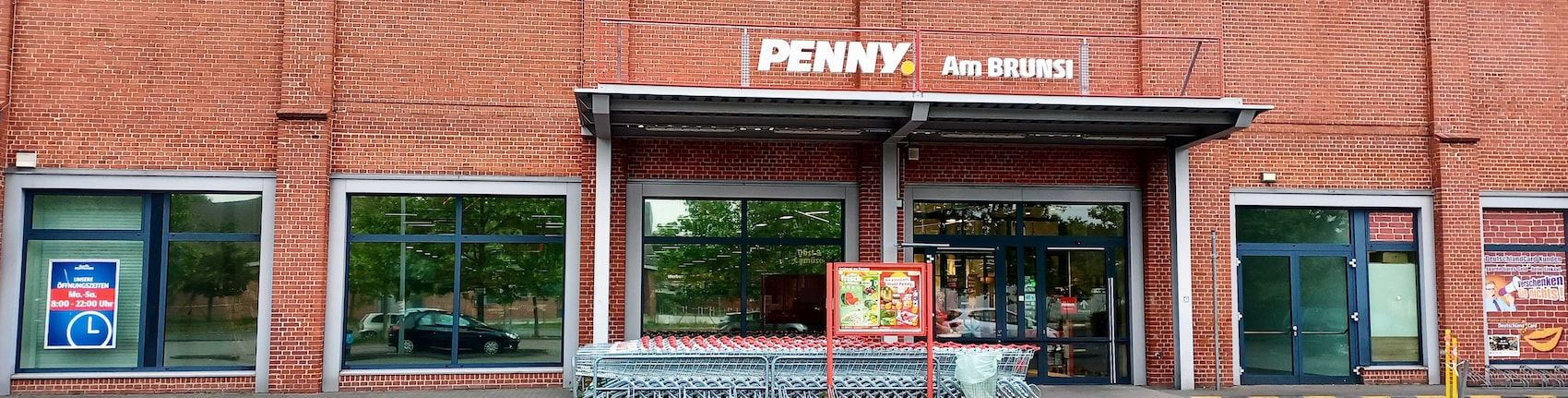 Sie sehen den Eingang vom Penny Markt in  Berlin/Spandau Brunsbuetteler Damm 196