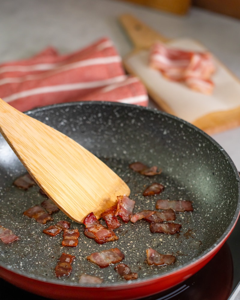 Dieses Bild zeigt wie der Bacon gebraten wird.