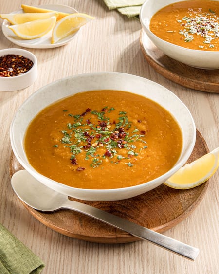 Dieses Bild zeigt das fertige Mercimek Corbası – Rote Linsensuppe.