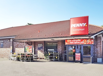 Sie sehen den Eingang vom Penny Markt in Moelln Lauenburg, Grambeker Weg 91-93