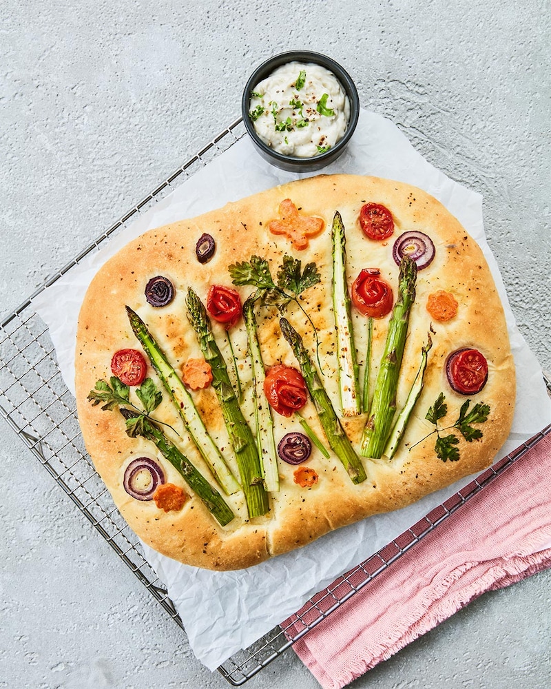 Blumenwiese-Focaccia mit Hirtencreme