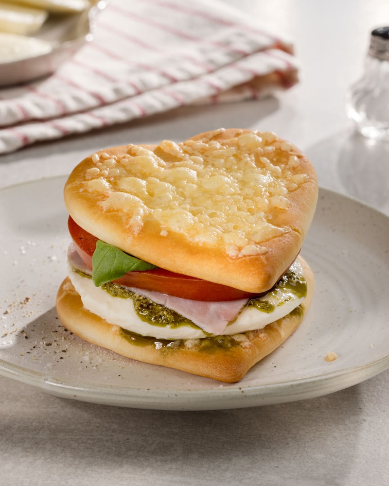 Dieses Bild zeigt die fertigen Pizzaherzen-Sandwiches.