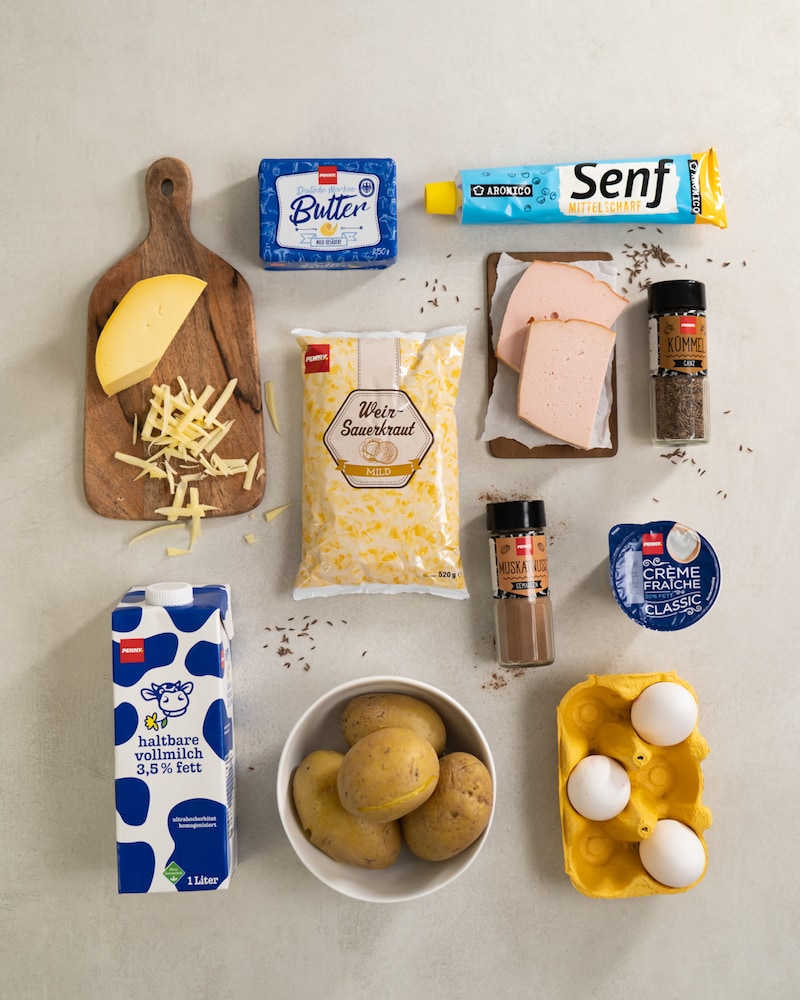 Auf diesem Bild siehst du alle Zutaten für unseren saftigen Sauerkrautauflauf.