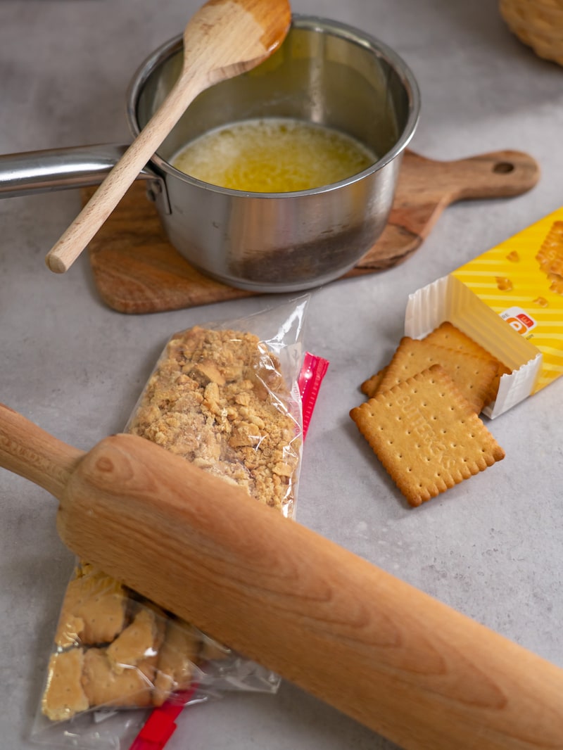 Dieses Bild zeigt wie Butterkekse zerkrümelt werden.