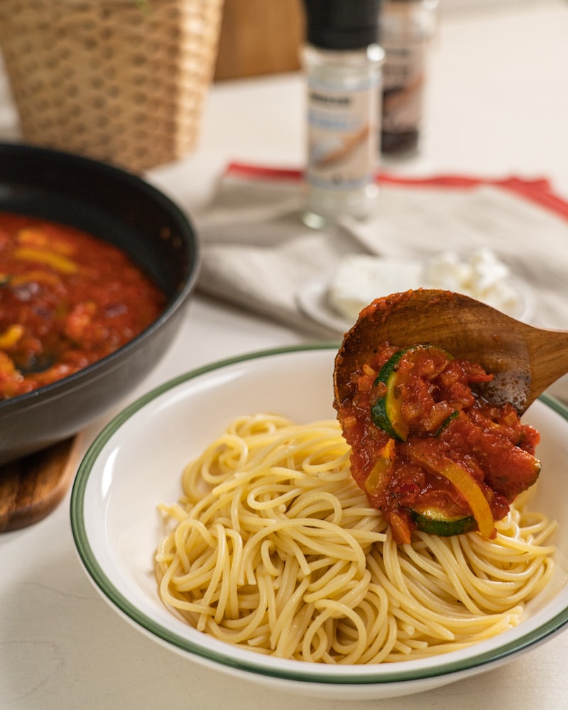 Auf diesem Bild siehst du wie die Spaghetti angerichtet werden.