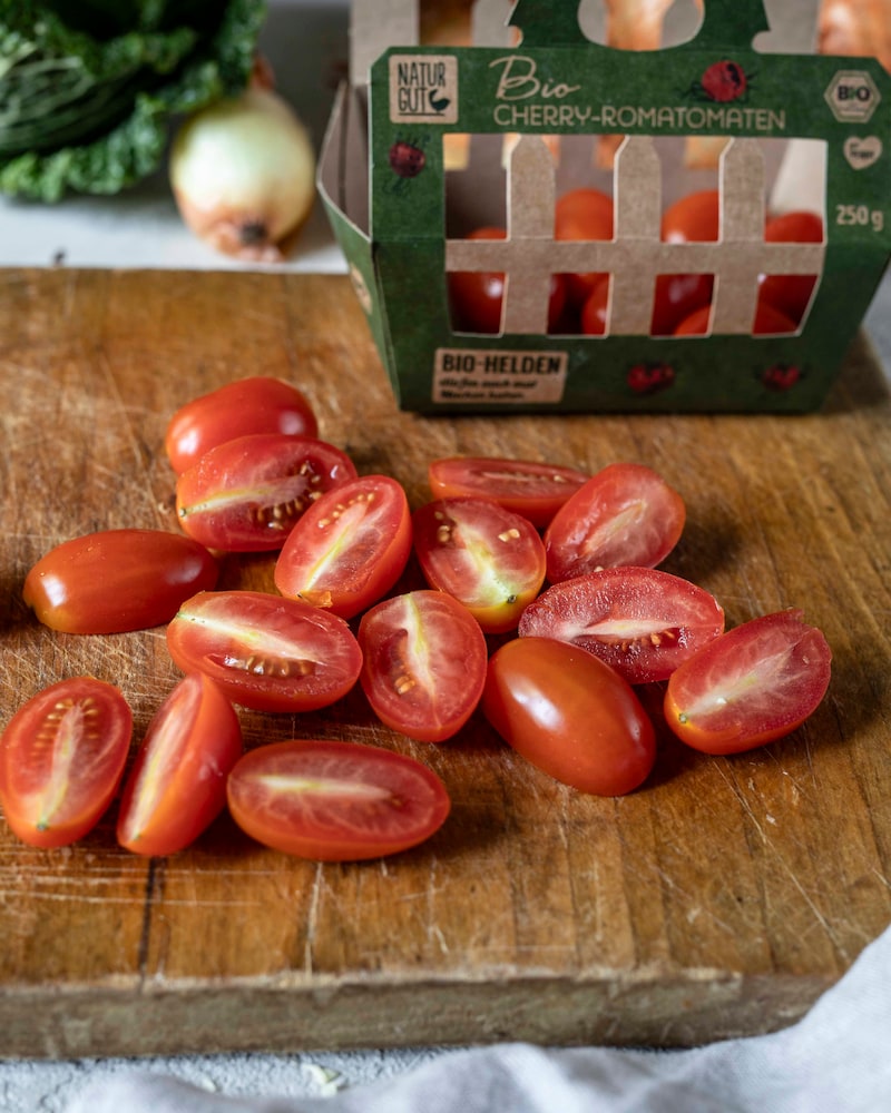 Dieses Bild zeigt wie die Tomaten klein geschnitten werden.