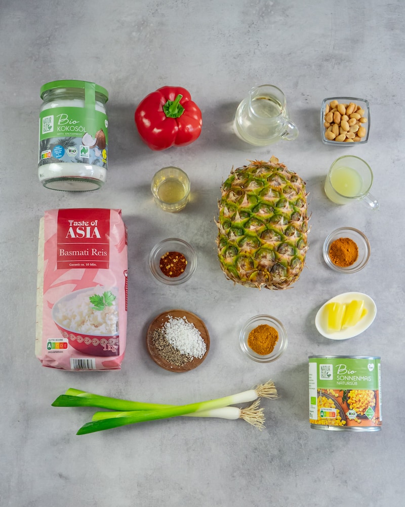Dieses Bild zeigt die Zutaten für den Reissalat mit Ananas.