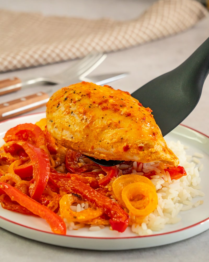 Dieses Bild zeigt das fertige Paprika-Sahne-Haehnchen.