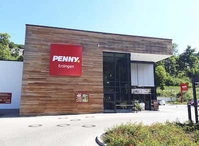 Sie sehen den Eingang vom Penny Markt in Kämpfelbach-Ersingen, Raiffeisenstr. 15