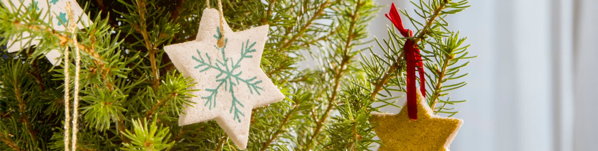 Salzteigsterne hängen an einem Tannebaum