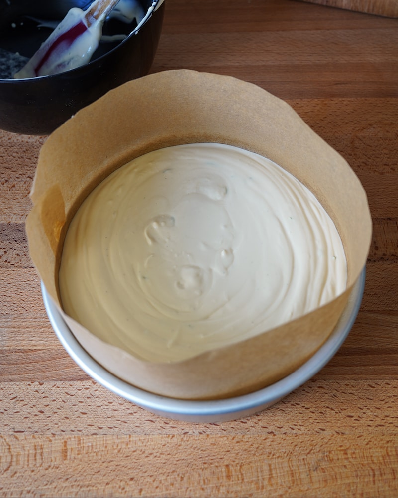 Das Bild zeigt wie die Käsekuchenmasse in die Backform gefüllt wird.