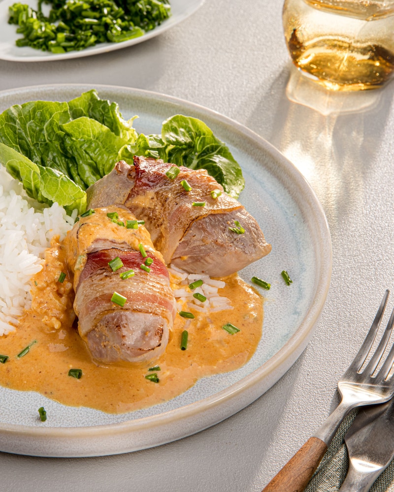 Dieses Bild zeigt das fertige Schweinefilet im Speckmantel.
