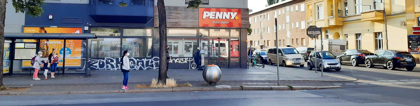 Sie sehen den Eingang vom Penny Markt in Berlin/Britz Britzer Damm 73