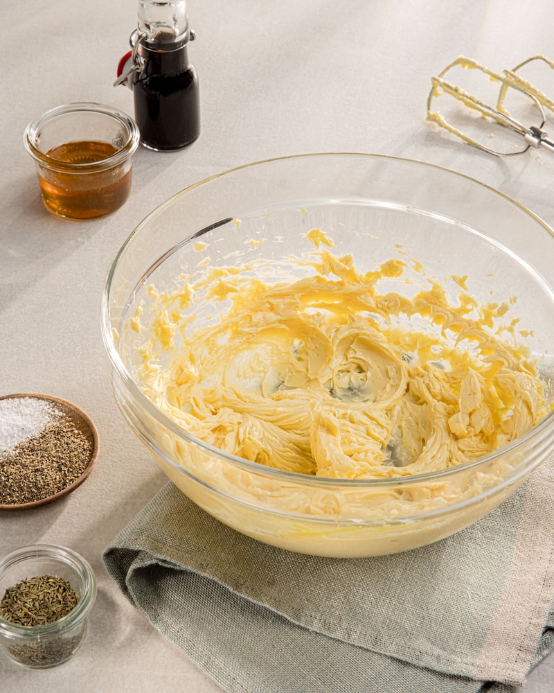 Dieses Bild zeigt wie die weiche Butter kräftig mit Senf, Honig und Sojasoße aufschlagen wird.