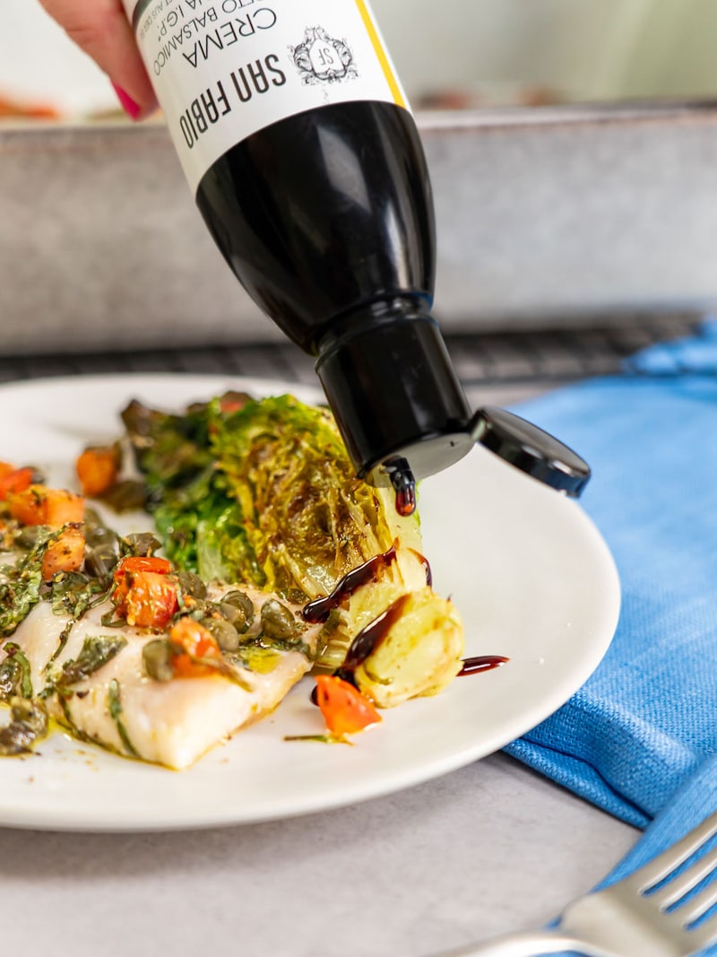 Dieses Bild zeigt wie das Crema di Balsamico über das zanderfilet gegeben wird.