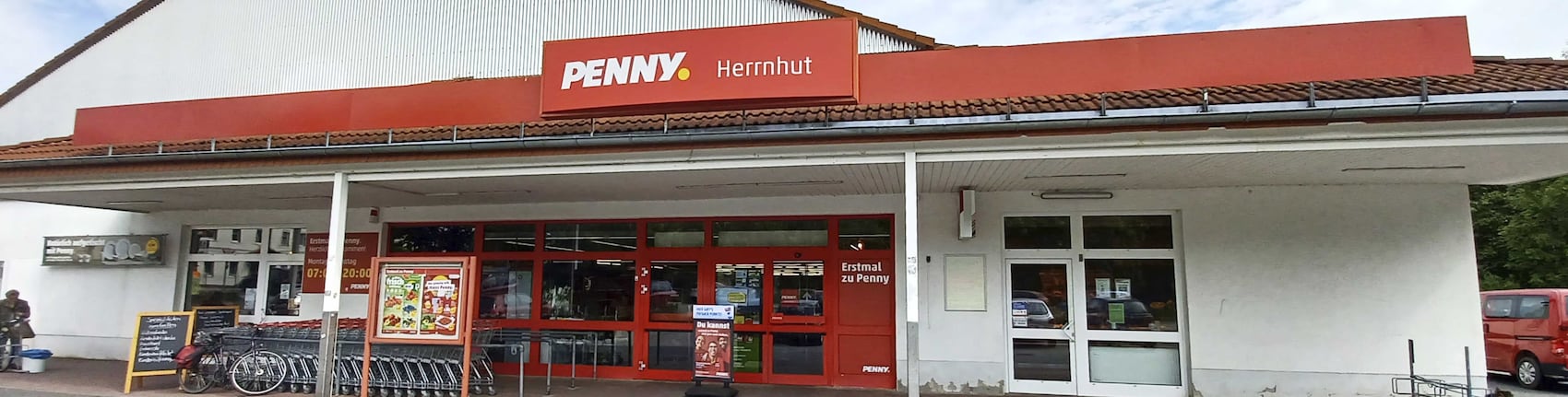 Sie sehen den Eingang vom Penny Markt in Herrnhut Loebauer Str. 45