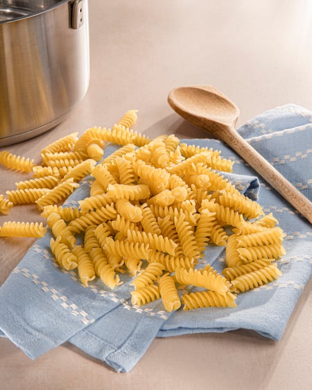 Fussili mit einem Kochlöffel.