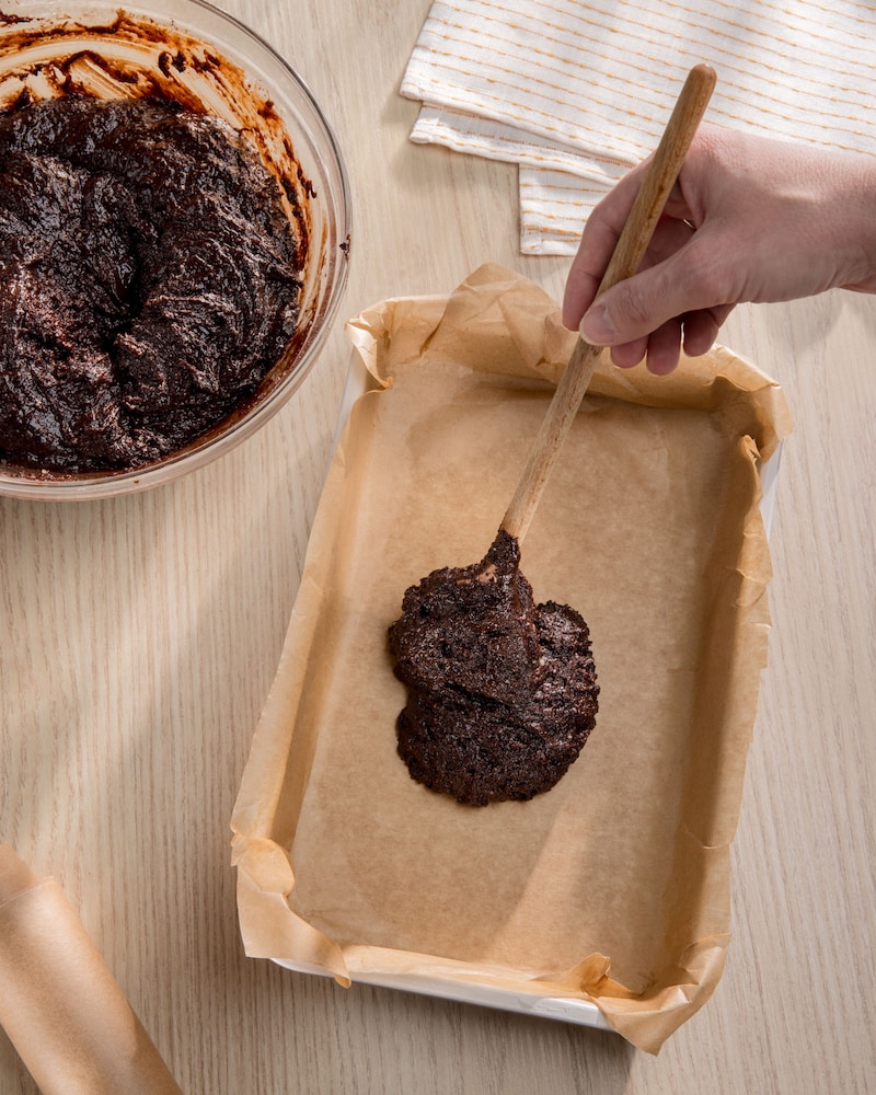 Dieses Bild zeigt wie die Brownies in die Form gefüllt werden.