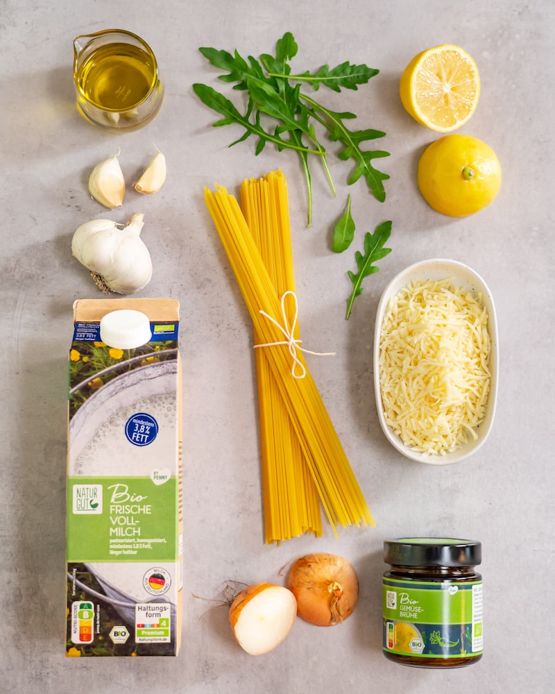 Diese Bild zeigt die Zutaten für die One Pot Pasta mit Zitronenkäsesauce.