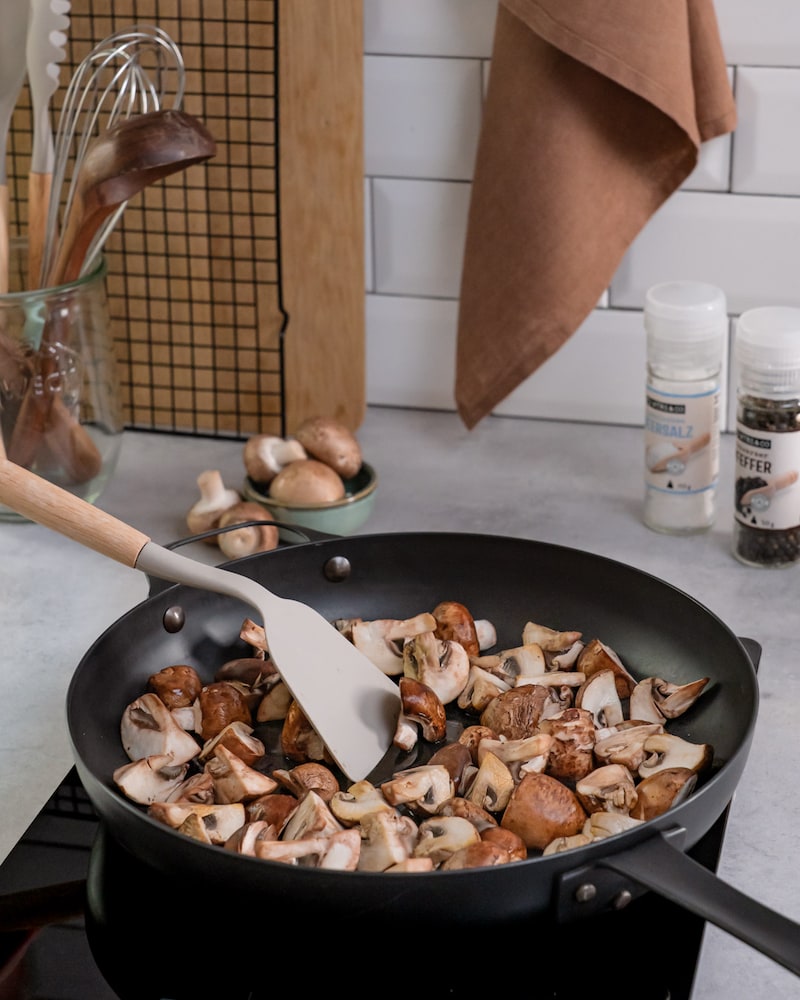 Dieses Bild zeigt wie die Pilze angebraten werden.