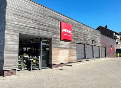 Sie sehen den Eingang vom Penny Markt in Bielefeld, Jöllenbecker Str. 220-222