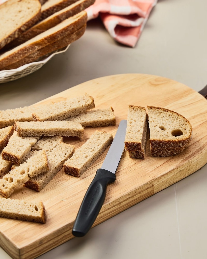 Dieses Bild zeigt wie das Brot geschnitten wird.