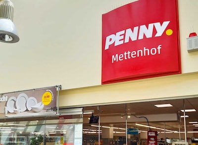 Sie sehen den Eingang vom Penny Markt in Kiel/Mettenhof Kurt-Schumacher-Platz 13