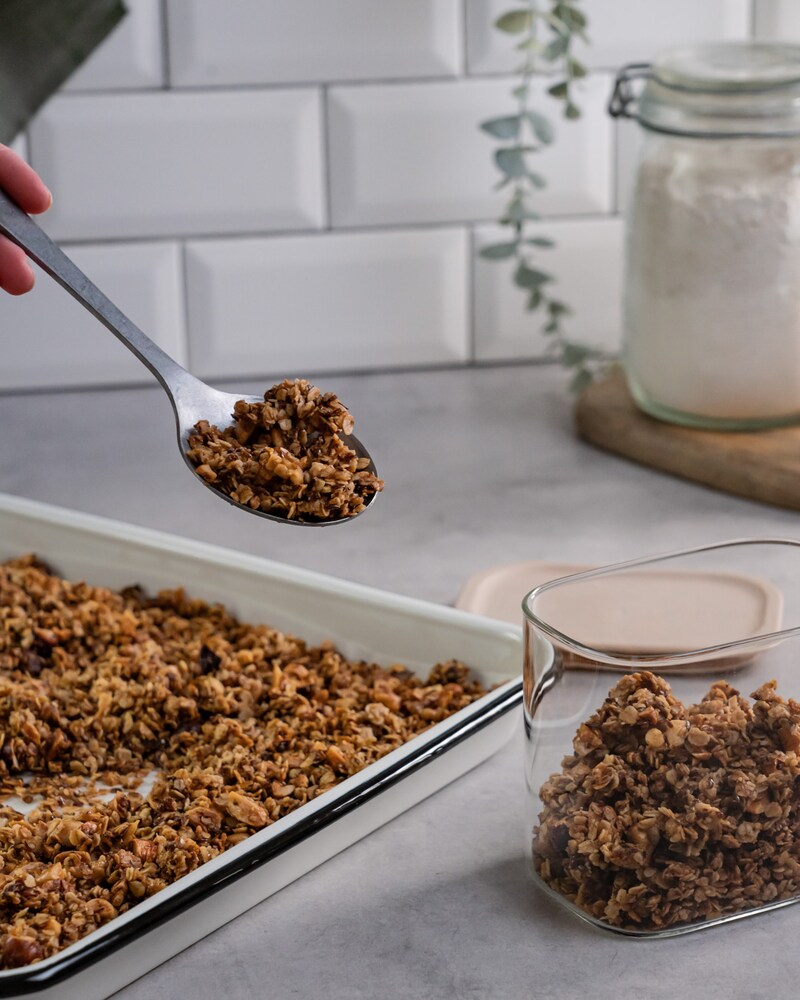 Das Bild zeigt das Abpacken vom Granola.