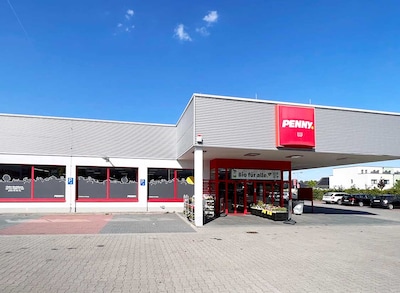 Sie sehen den Eingang vom Penny Markt in Ludwigsfelde Potsdamer Str 86 – 88