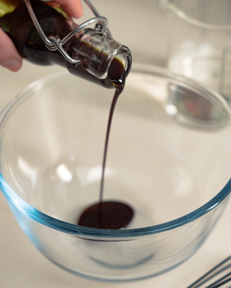 Auf diesem Bild siehst du wie Balsamico in eine Schüssel gegeben wird.