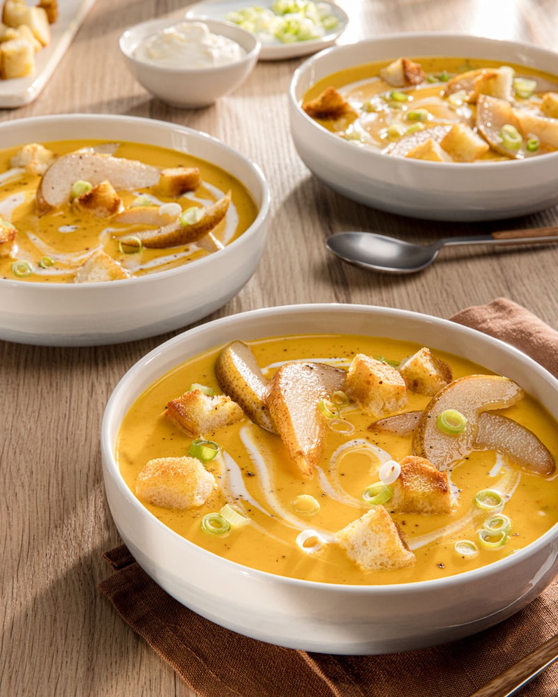 Dieses Bild zeigt die fertige Kürbissuppe mit Birnen.