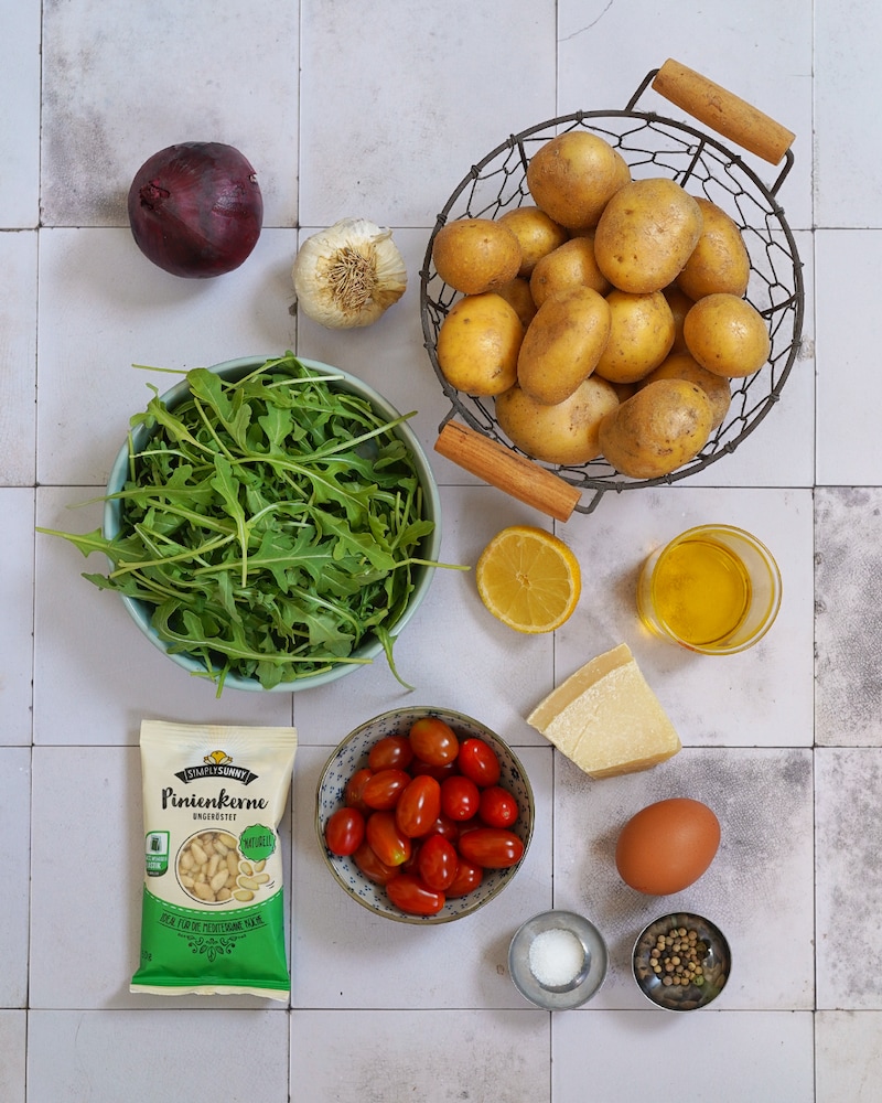 Dieses Bild zeigt alle Zutaten für unseren mediterranen Kartoffelsalat.