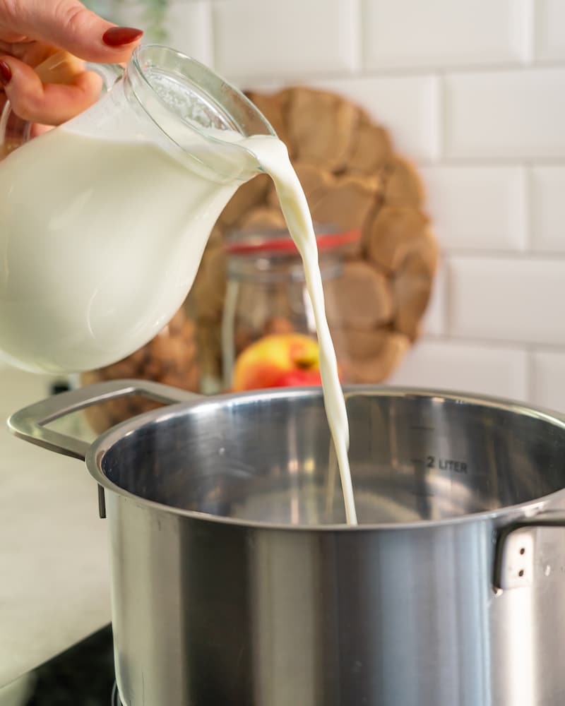 Dieses Bild zeigt wie die Milch in den Topf gegeben wird.
