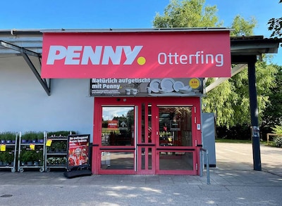 Sie sehen den Eingang vom Penny Markt in Otterfing Tegernseer Str. 18