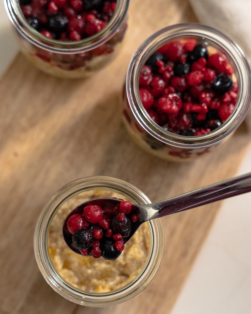 Auf diesem Bild siehst du wie die TK-Beeren dazugegeben werden.