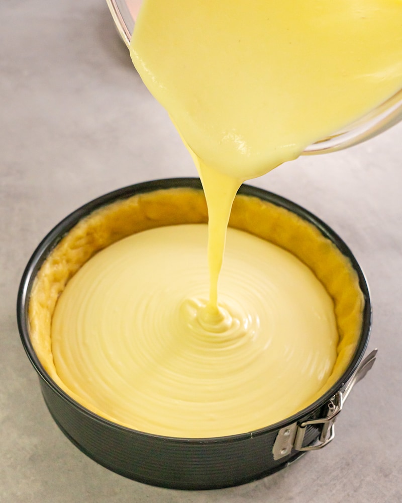 Dieses Bild zeigt wie die Creme in den Teig gefüllt wird.