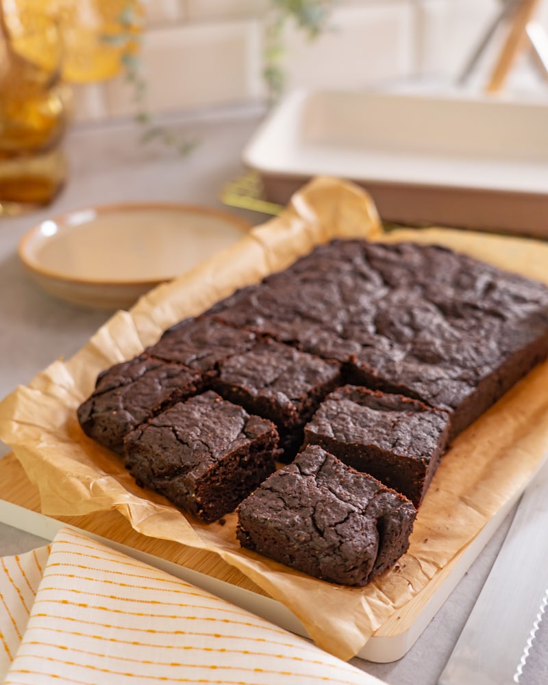 Dieses Bild zeigt wie die Brownies in Stücke geschnitten sind.
