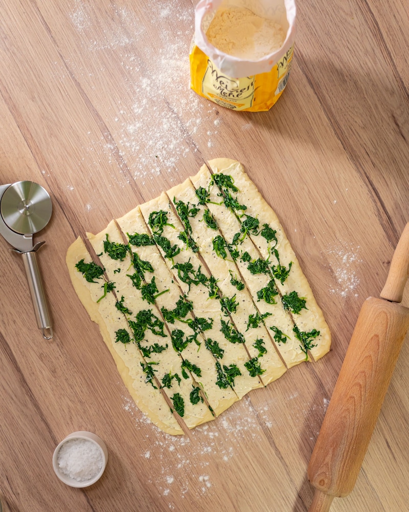 Würziges Zupfbrot mit Spinat und Knoblauch
