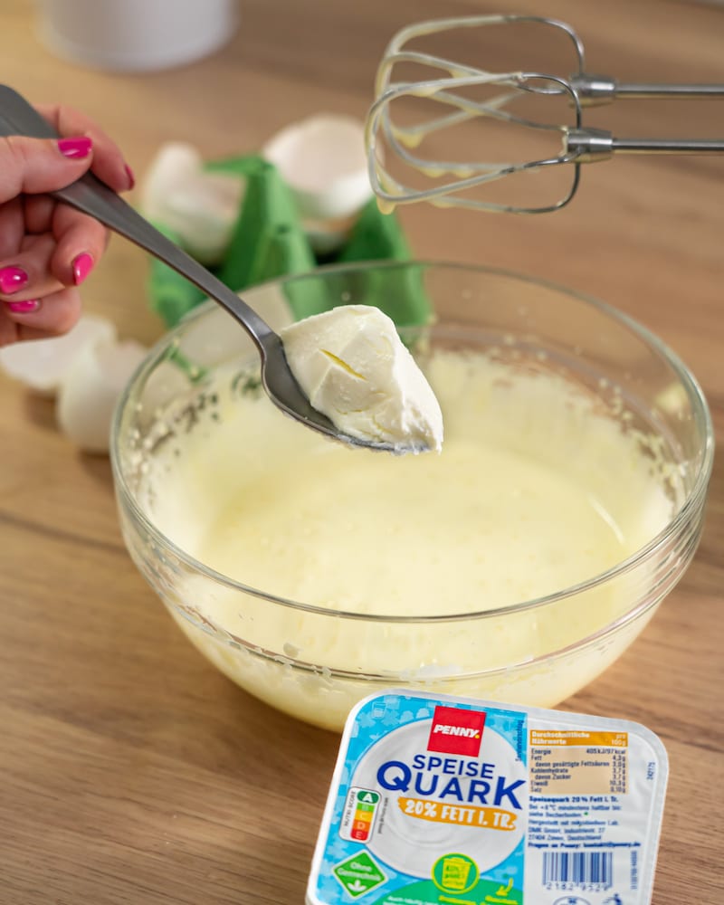 Dieses Bild zeigt, wie der Quark hinzugefügt wird.