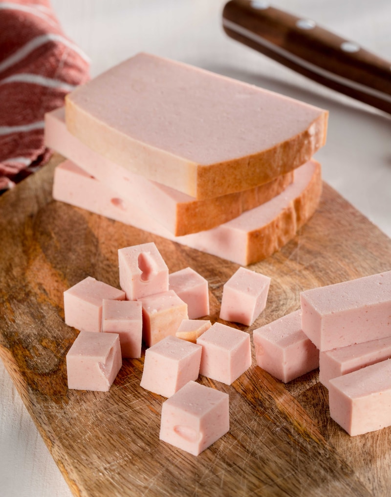 Auf diesem Bild siehst du geschnittenen Leberkäse.