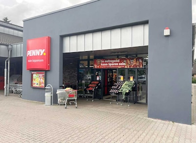 Sie sehen den Eingang vom Penny Markt in Holm-Seppensen, Niedersachsenweg 3-5