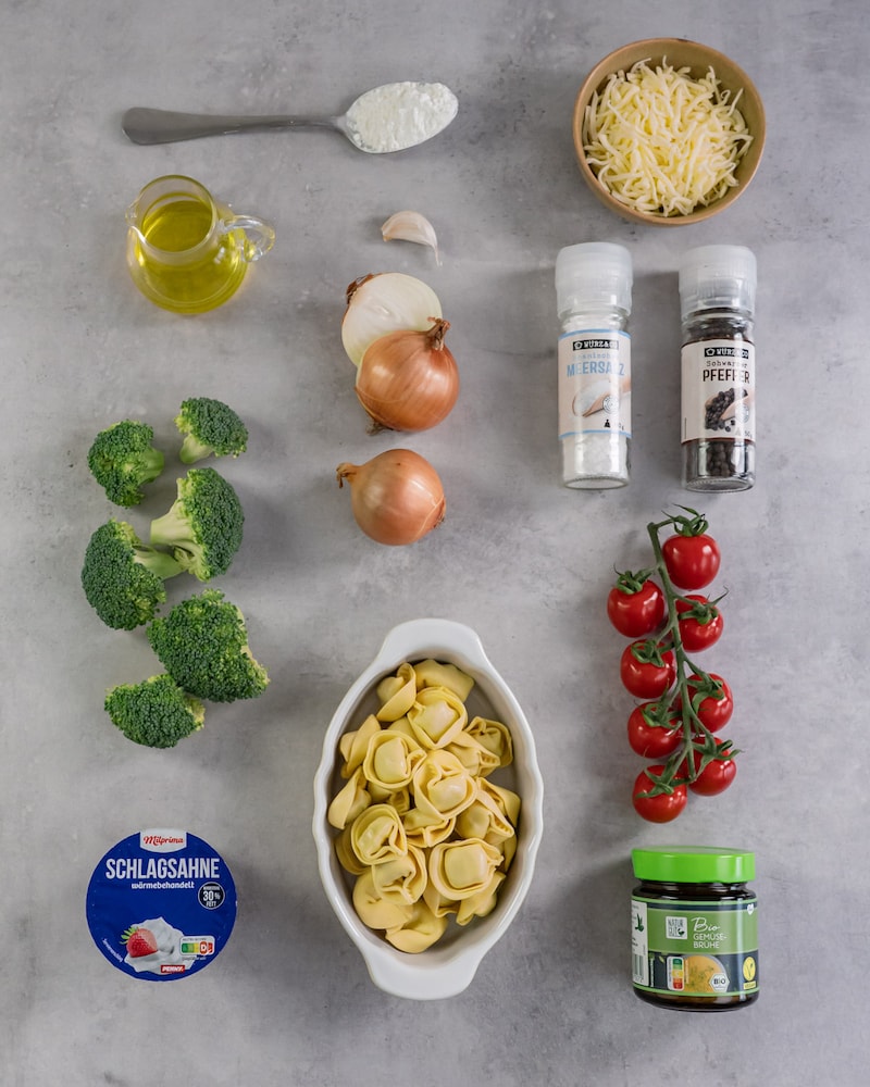 Dieses Bild zeigt die Zutaten für unseren Tortelloni-Auflauf mit Brokkoli und Tomaten.
