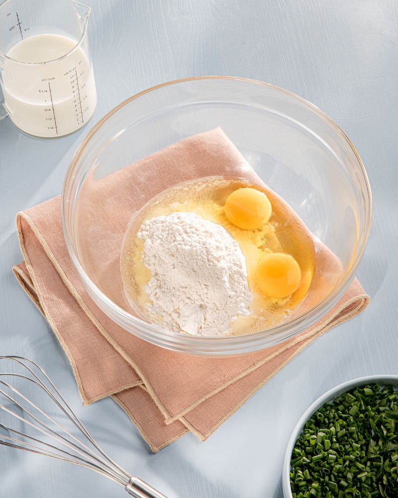 Dieses Bild zeigt die Zutaten für den Teig in einer Schüssel.