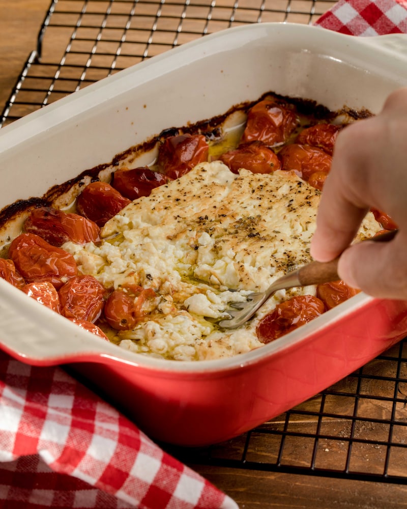 Auf diesem Bild siehst duwie der Feta zerdrückt wird.