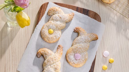 Dieses Bild zeigt die fertigen Osterhasen aus Mürbeteig.