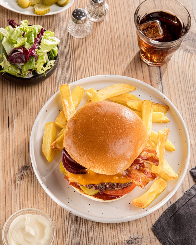 Dieses Bild zeigt den fertigen BCO Burger mit Pommes.