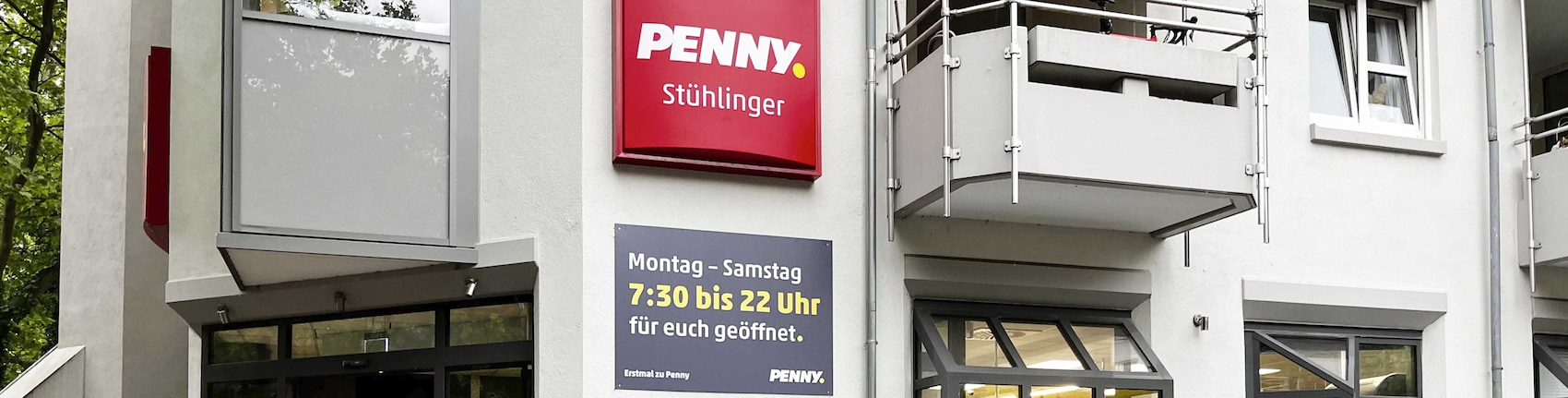 Sie sehen den Eingang vom Penny Markt in Freiburg im Breisgau, Stuehlingerstr. 28