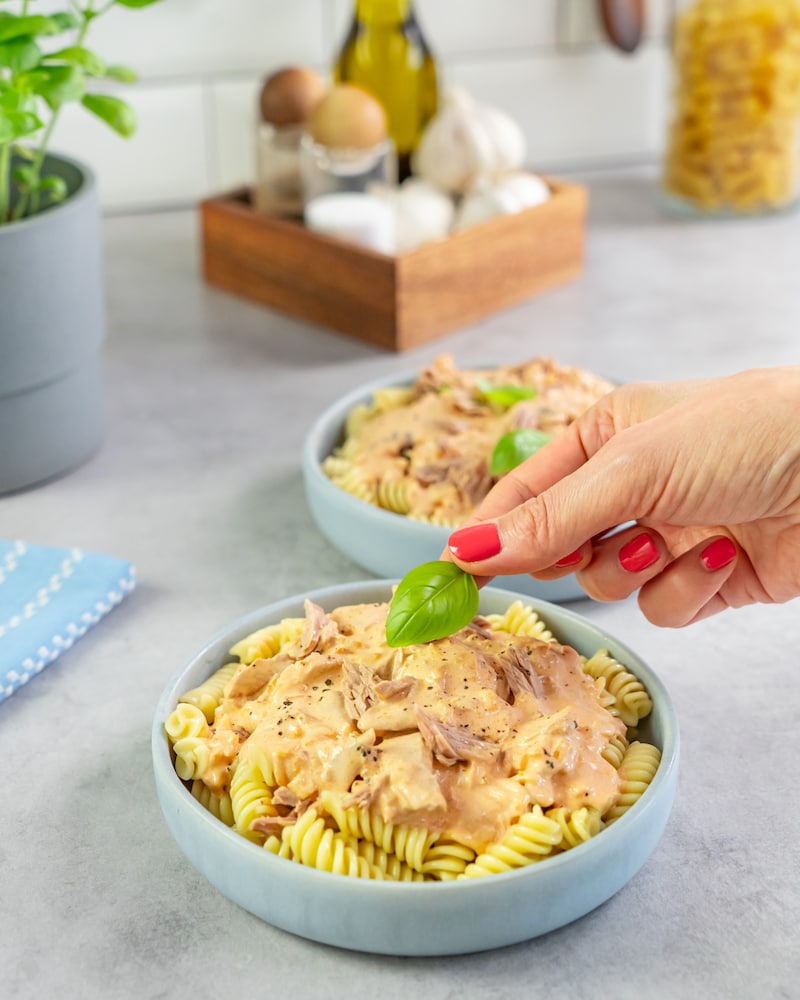 Dieses Bild zeigt wie der Thunfisch zur Soße gegeben wird.